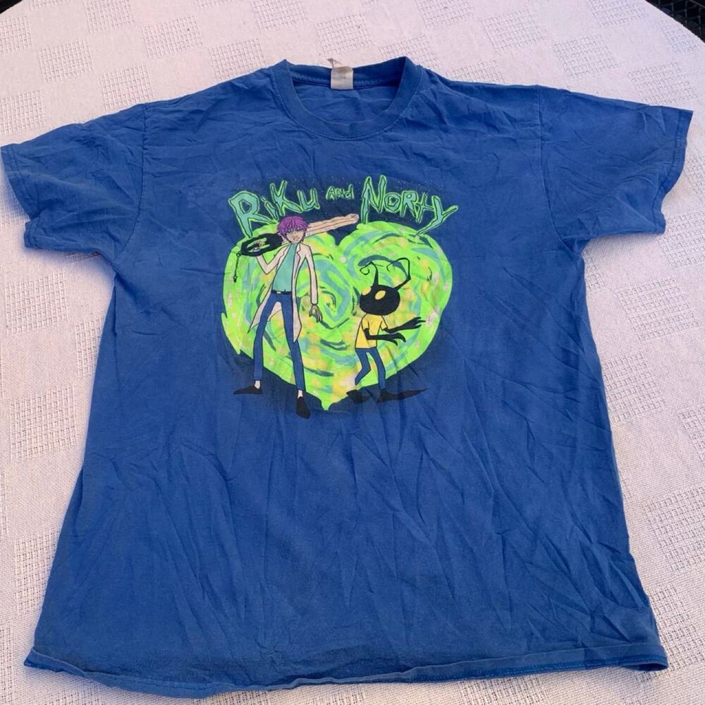 Gildan Women's Blue and Navy T-shirt